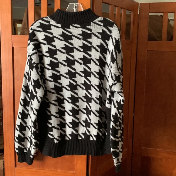 🚨SOLD ELSEWHERE!🚨Men’s Bold Houndstooth Turtleneck Sweater with Drop Sleeve - Picture 2 of 5